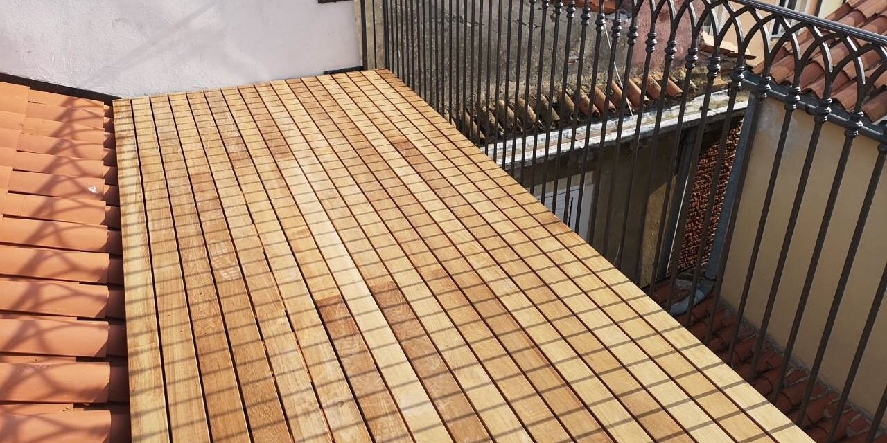 Altana na strehi objekta na morju, burmanski tik