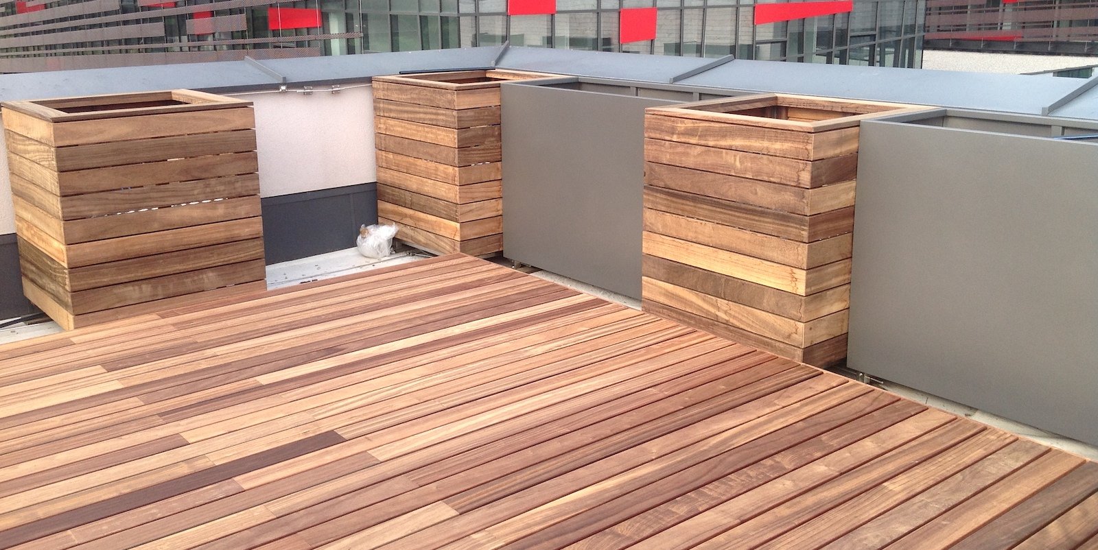 Lesena terasa, lesena sadilna korita, streha objekta, les padouk