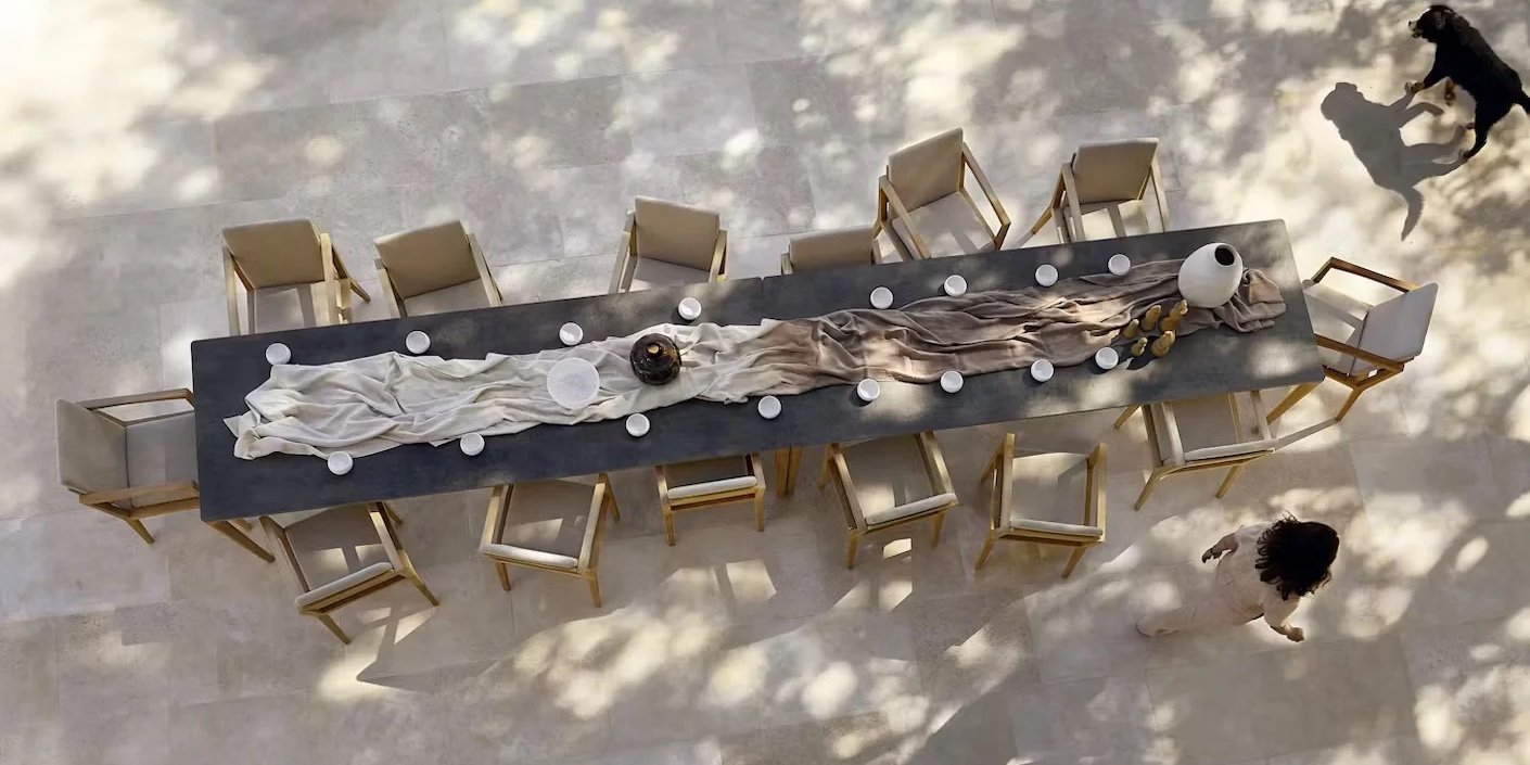 Vrtni stoli in miza na sodobni terasi – elegantna zunanja jedilnica, Prehod