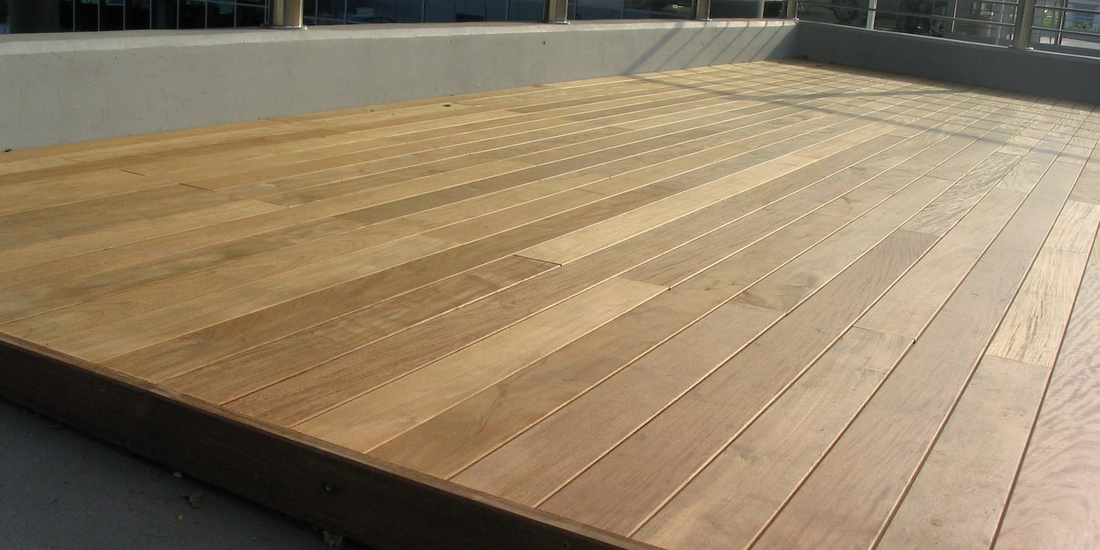 Lesena terasa poslovnega objekta, trajni les ipe