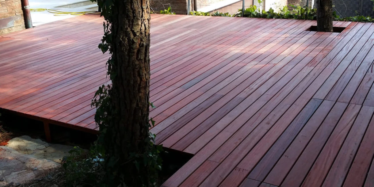 Terasa iz lesa padouk ob jadranski obali