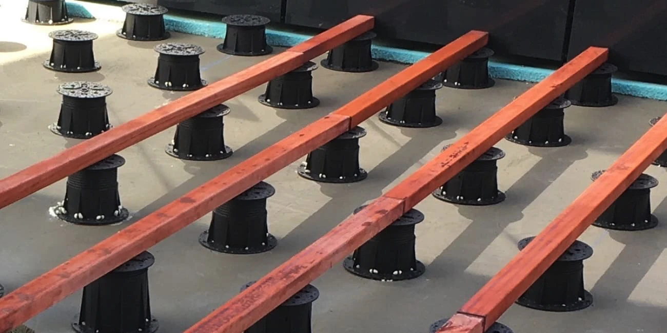 Konstrukcija lesene terase na betonski podlagi, nastavljivi podstavki, letve padouk