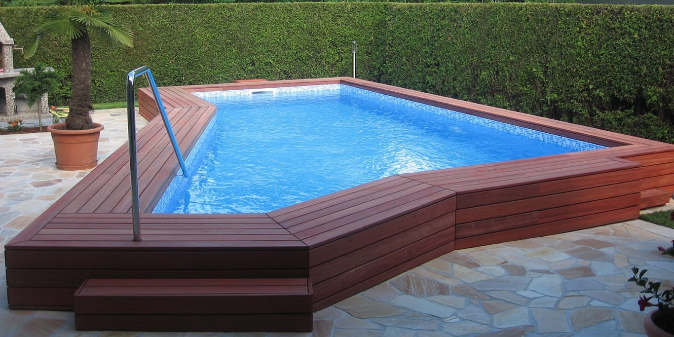 Lesena terasa ob bazenu iz lesa padouk