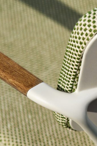 Teak, aluminij in tekstil z usklajenimi barvnimi odtenki