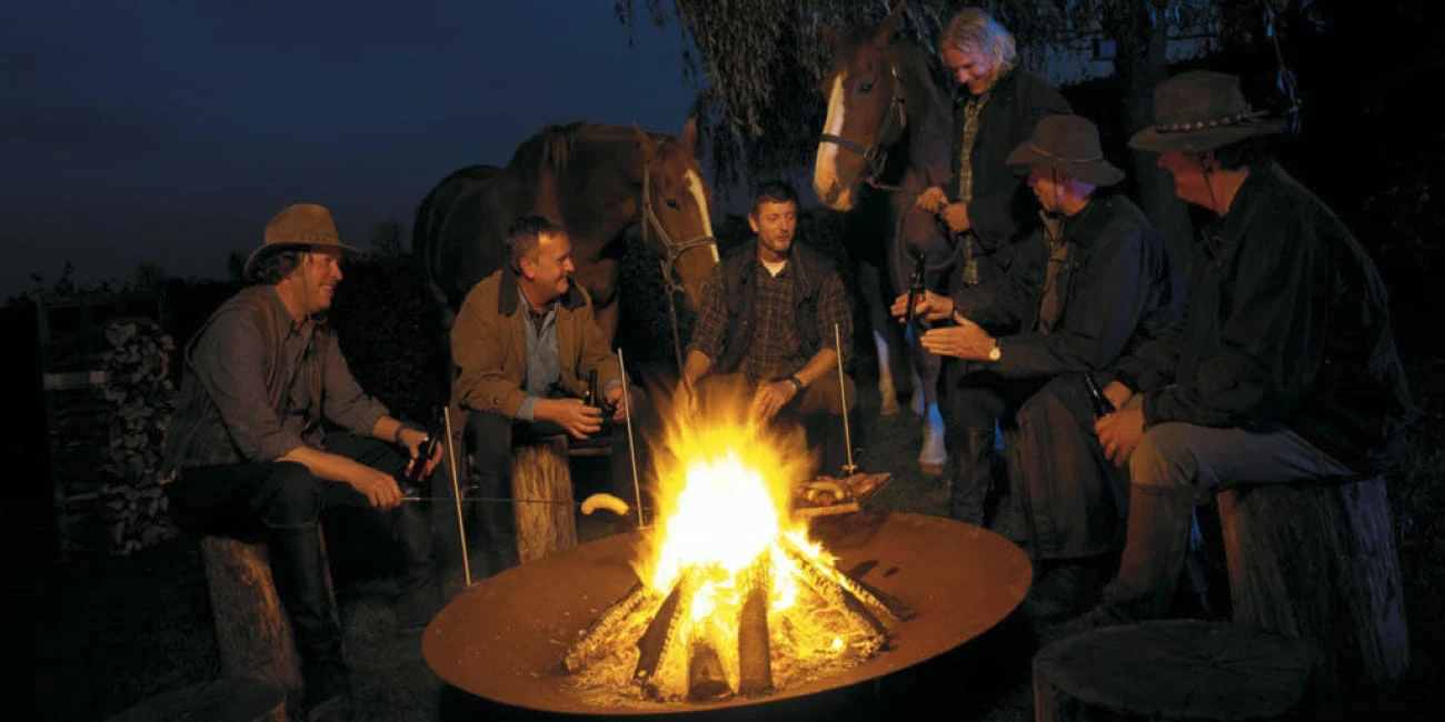 Takoj, ko se na vrtnem kurišu pojavi ogenj, postane središče dogajanja in vsi se radi zberemo ob njem