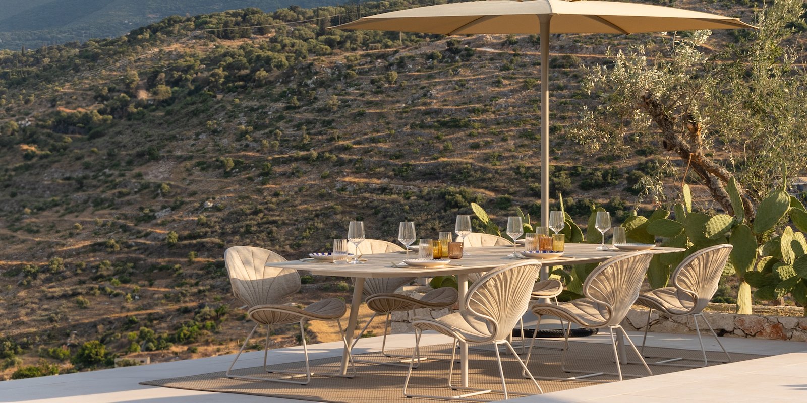 Vrtna jedilnica s sodobno vrtno garnituro v naravnem okolju