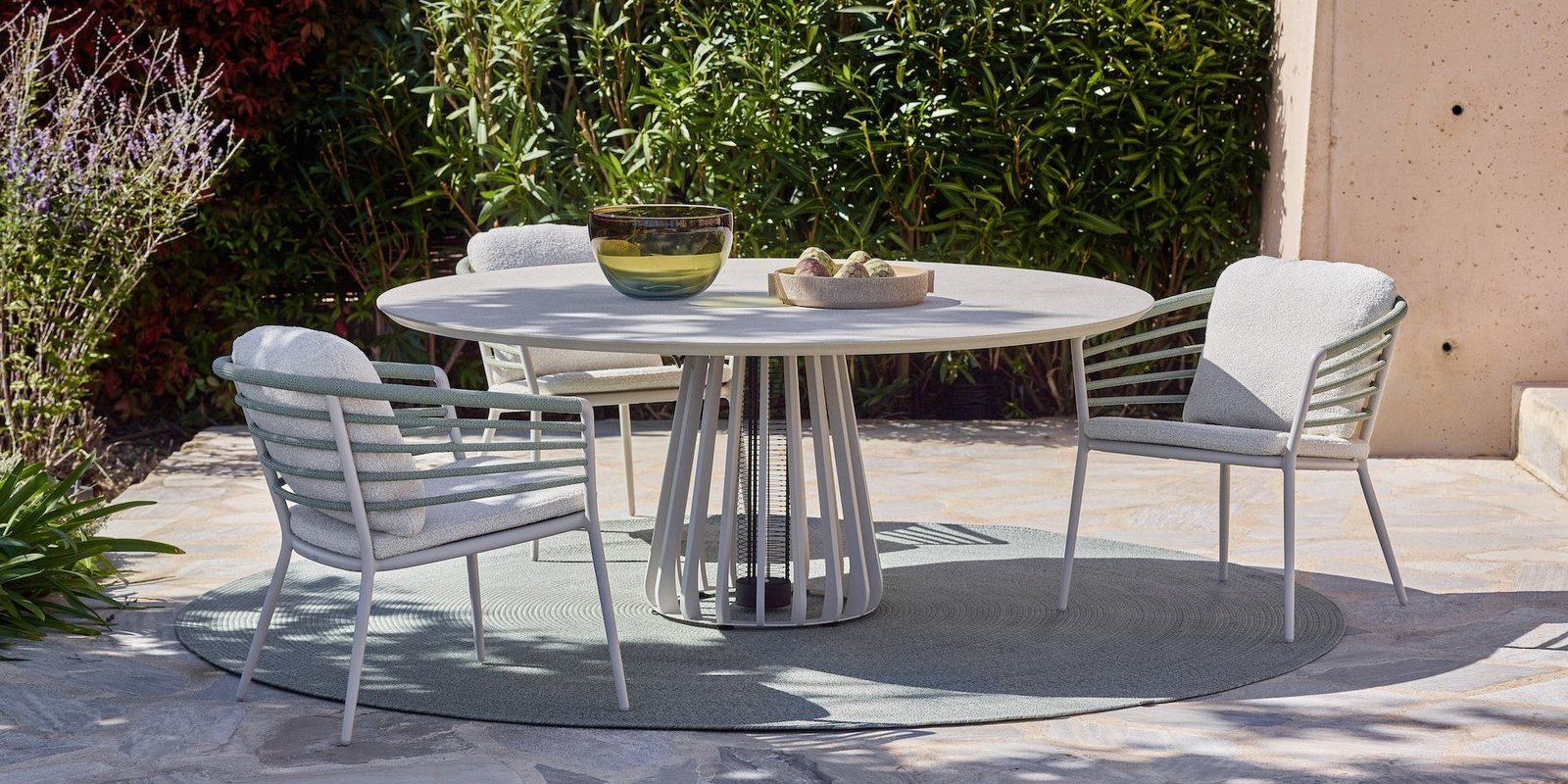 Sodobna ogrevana low dining garnitura v naravnem ambientu