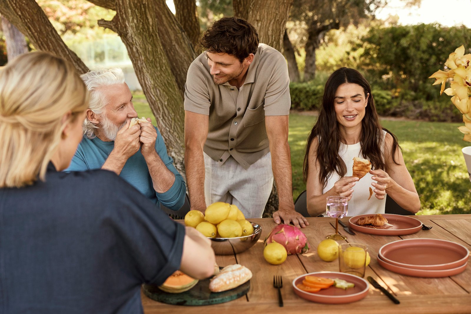 Vrtna garnitura za druženje na prostem – piknik na vrtu