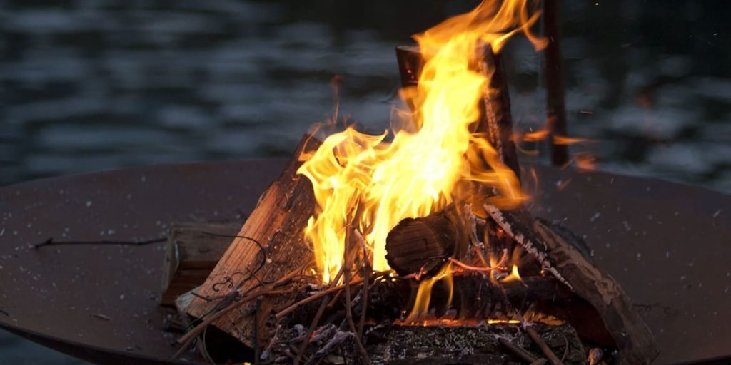 Z ognjem ravnamo preudarno in ga spoštujemo. Zakaj ne bi izkoristili priložnost in svoje znanje o njem doma prenesli na otroke?