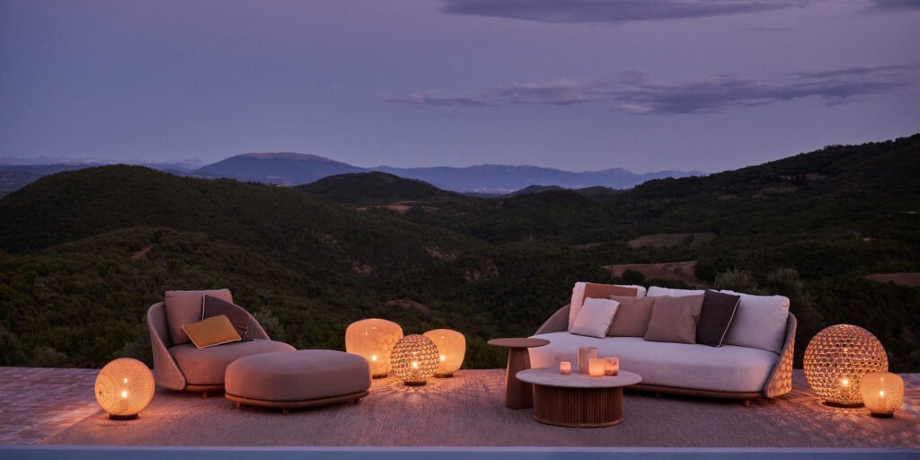 Dekorativna zunanja svetila ustvarjajo topel večerni ambient ob lounge pohištvu